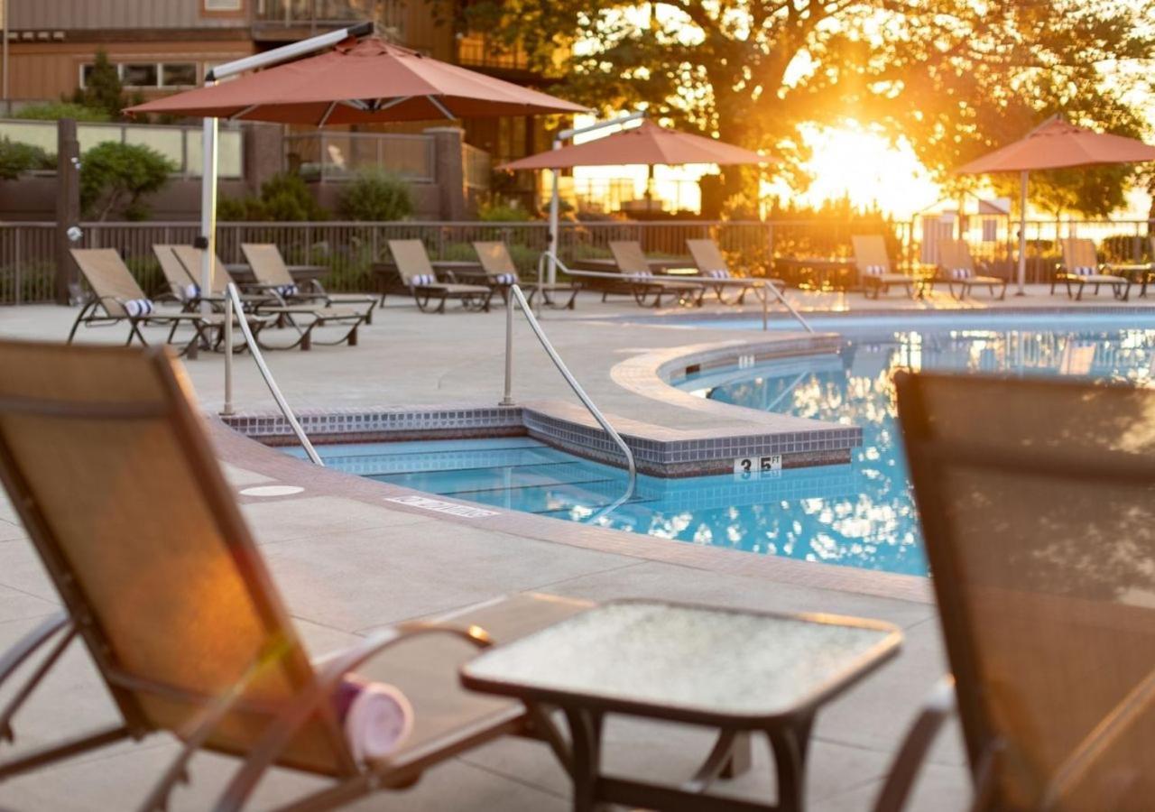 The Cove Lakeside Resort West Kelowna Bagian luar foto