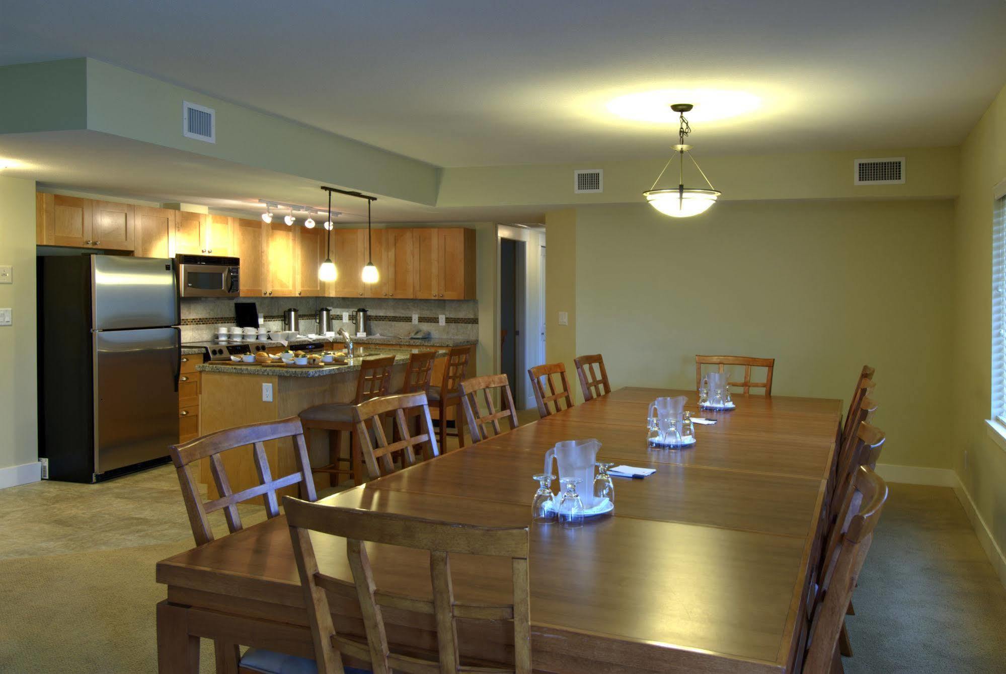The Cove Lakeside Resort West Kelowna Bagian luar foto